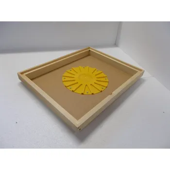 Výkluz v rámu na úl Langstroth