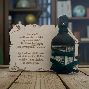 Dárkový potravinový koš Dárková dřevěná deska s Diplomatico – stylový dárek pro milovníky rumu