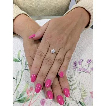 Prsten Zlatý prsten s centrálním kamenem lemovaný zirkony a obroučkou se srdíčky Velikost prstenu: 56, Váha: 1,04 g, Ryzost: 14kt (585/1000)