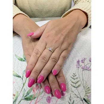 Prsten Zlatý prsten s centrálním kamenem s vroubkovanou obroučkou Velikost prstenu: 56, Váha: 1,03 g, Ryzost: 14kt (585/1000)