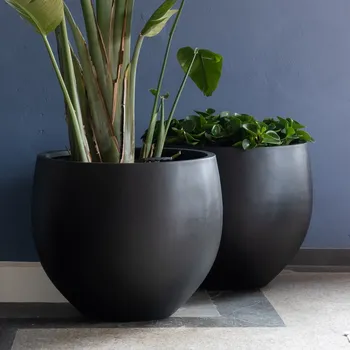 Květináč Květináč Orb černý M, ⌀ 53 x v 44,5 cm, 8,1 kg, 79,8l