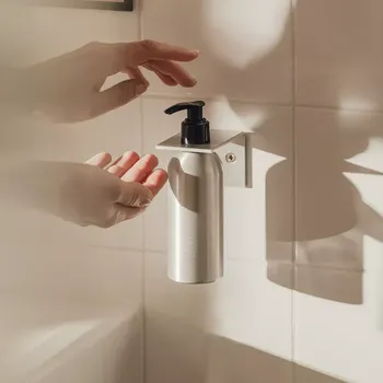 Věšák Nástěnný držák na láhev s pumpičkou RAWW, přírodní hliník