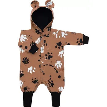 Kojenecký overall Dojčenský bavlněný overal s kapucí a oušky NEW BABY s motivem tlapiček, hořčicový