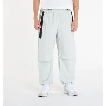 Pánské oblečení Kalhoty Nike Tech Men's Woven Oversized Pants Light Silver/ Light Silver/ Black L