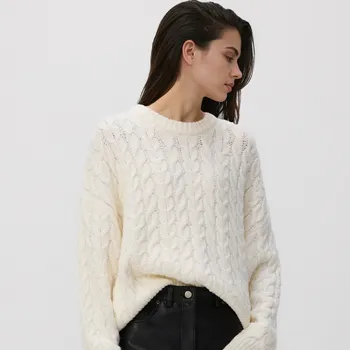 Dámský svetr Reserved - Svetr pletený v copánkovém vzoru - krémová - 168GS-01X - 168GS-01X-M