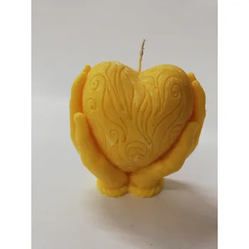 Svíčka Svíčka vonná palmová reliéfní - Srdce v dlani - žlutá Vůně: banán