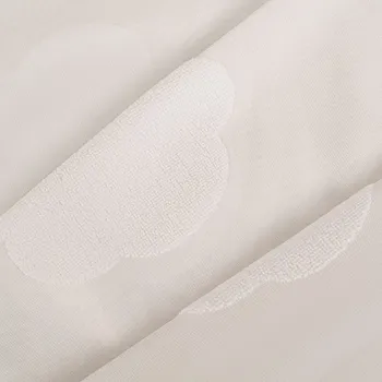 Látka na záclony bílá se vzorem 3D obláčků