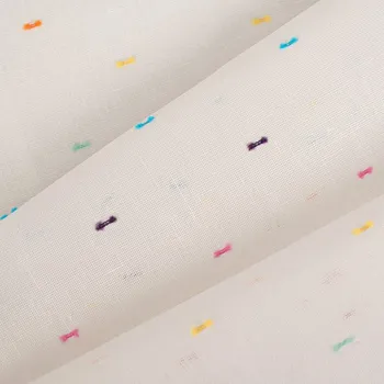 Látka na záclony bílá s vyšívanými barevnými čárkami