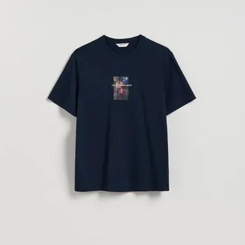 Pánské tričko Reserved - Tričko střihu regular s&nbsp;plastickým vánočním potiskem - tmavomodrá - 510EX-59X - 510EX-59X-M