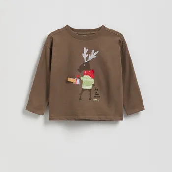 Chlapecké tričko Reserved - Vánoční tričko s dlouhými rukávy a aplikací - pudrově hnědá - 594FJ-98X - 594FJ-98X-110