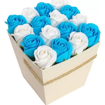 Mýdlo Mýdlová kytice Mirela | Luxusní krémový Flower Box plný klidu a elegance (elegantní krémový flower box s 16 ti mýdlovými růžemi v barvě modré a bílé, symbol klidu, jemnosti a nadčasového luxusu)