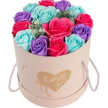 Mýdlo Mýdlová kytice Love You | romantický Flower Box v pastelových barvách (Luxusní růžový flower box s 14x pastelovými mýdlovými růžemi, jemnou zelení a zlatým srdcem s nápisem Love you – dárek plný lásky, elegance a vůně.)