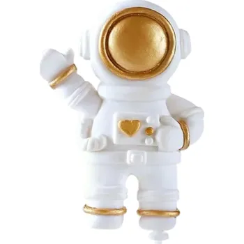 Dekorativní zapichovátko na dort Kosmonaut s detaily ve zlaté barvě Výška 6,8 cm Latexová figurka Vesmírná narozeninová výzdoba