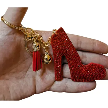 Stylový brelok s červeným špendlíkem – módní a ženský doplněk