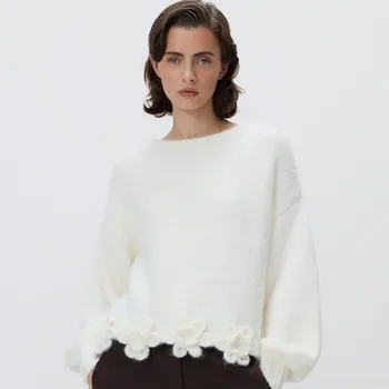 Dámský svetr Reserved - Svetr s&nbsp;květinovou nášivkou - krémová - 279HI-01X - 279HI-01X-S