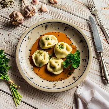 Talíř Keramický mělký obědový talíř Bolesławiec 24,5 cm - dek. 111 (druhá jakost)