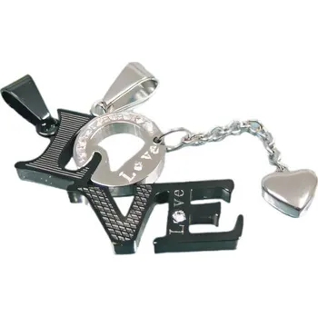 Přívěsek Přívěsek LOVE s černými a stříbrnými detaily, romantický design se srdcem a kroužkem, vhodný pro každodenní nošení.