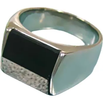 Prsten Ocelový prsten s černým kamenem a lesklým povrchem, elegantní design, velikost: standardní. 59,5