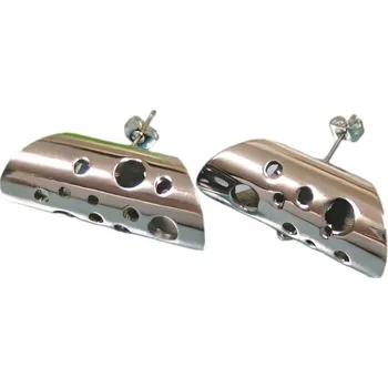 Náušnice Náušnice s moderním designem a perforovaným vzorem v stříbrné barvě, pár.