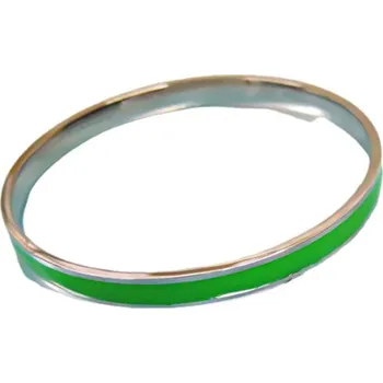 Náramek Náramek s barevným akcentem a ozdobným prvkem, zelená barva, elegantní design.