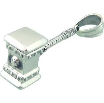 Přívěsek Přívěsek v tvaru kladiva s detailním designem, délka 57 mm, šířka 26 mm, stříbrná barva.