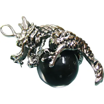 Přívěsek Přívěsek s drakem a černou perlou, stříbrná barva, detailní design, unikátní šperk pro každou příležitost.