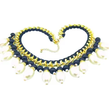 Náhrdelník Náhrdelník s perlami a černými korálky, délka 450 mm, šířka 12 mm, ozdobný prvek 13 mm, elegantní design s kombinací barev.