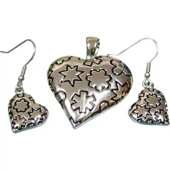 Souprava šperků Srdcový šperkový set s náušnicemi a přívěskem zdobený květinovými motivy, elegantní design pro každou příležitost.