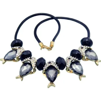 Náhrdelník Náhrdelník s dekorativními rybkami a černými kameny, délka 500 mm, šířka 3 mm, přívěsek 32x20 mm, hmotnost 35 g.