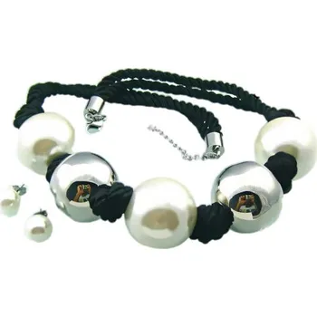 Souprava šperků Náhrdelník s perlami a stříbrnými koulemi, délka 550 mm, průměr perel 12 mm, průměr stříbrných koulí 30 mm, šířka 5,5 mm.