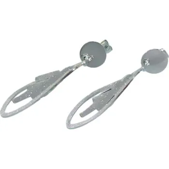 Náušnice Náušnice ve stříbrné barvě s elegantním designem a jemným leskem, pár.