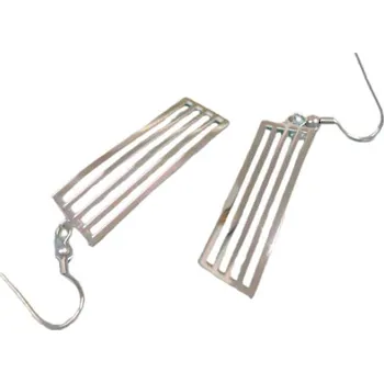 Náušnice Náušnice s geometrickým designem v moderním stylu, elegantní a vzdušné, stříbrné barvy.