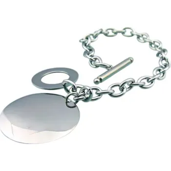 Náramek Náramek s oválným přívěskem a stříbrnou barvou, délka 195 mm, šířka 6 mm, průměr přívěsku 30 mm.