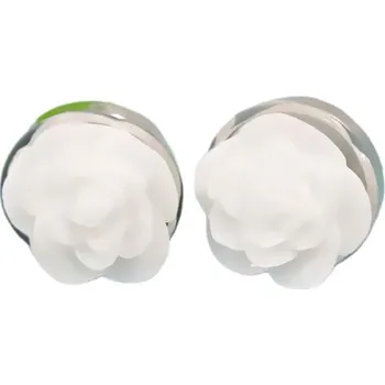 Náušnice Náušnice s bílou květinou, průměr 14 mm, elegantní design pro každodenní nošení.