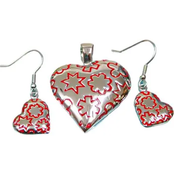 Souprava šperků Srdcový šperkový set s náušnicemi a přívěskem - stylový design s květinovými motivy a červenými detaily.