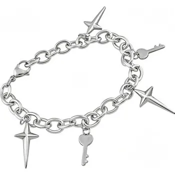 Náramek Náramek s přívěsky ve stříbrné barvě a motivy klíče a hvězd, elegantní design pro každodenní nošení.