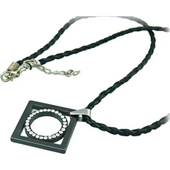 Přívěsek Přívěsek s černým čtvercem a krystalovým detailem na černém řetízku, elegantní design pro každou příležitost.