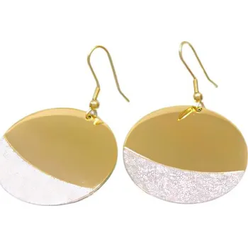 Náušnice Náušnice s kulatým designem ve zlaté a stříbrné barvě, průměr 33 mm.