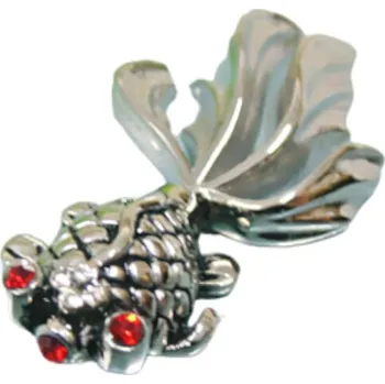 Přívěsek Přívěsek ve tvaru rybičky s červenými kamínky a detailním zpracováním, stříbrná barva, kód produktu 7PP16462.