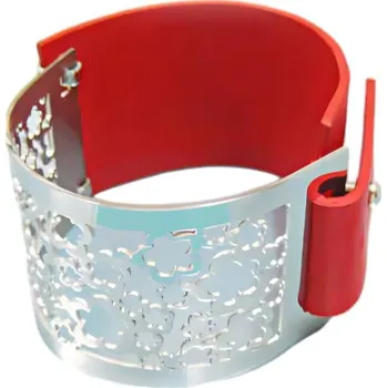 Náramek Náramek s ornamentálním designem a červenou barvou, šířka 39 mm.