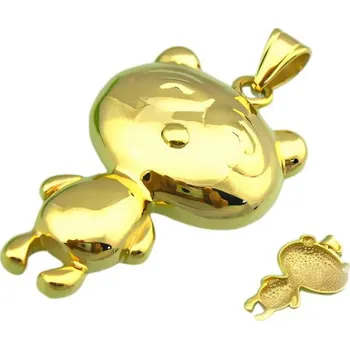 Přívěsek Přívěsek ve tvaru medvídka s lesklým povrchem, rozměry 47.2 x 37.5 mm, váha 17 g.