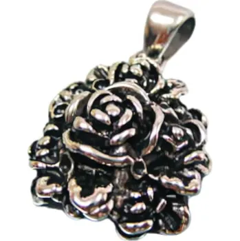 Přívěsek Přívěsek s květinovým motivem růže v stříbrné barvě, detailní zpracování, elegantní design.
