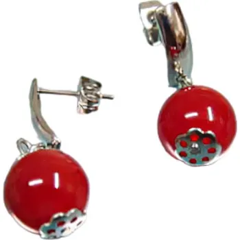 Náušnice Náušnice s červenou perlou a květinovým detailem, elegantní design pro každodenní nošení.