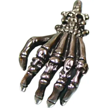 Přívěsek Přívěsek ve tvaru lebky s realistickým designem kosterní ruky, stříbrná barva, detailní provedení.