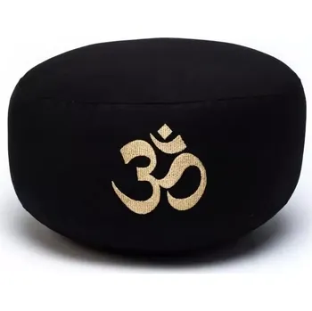 Meditační Polštářek Ohm | 33x13cm (Meditační polštář v černé barvě se symbolem ohme vyroben ze 100% přírodního materiálu. Vnější povlak z organické bavlny je na zip, lze jej tak snadno sundat a vyprat. Vnitřní obsah je plněn pohankovými slupkami. Podsedák