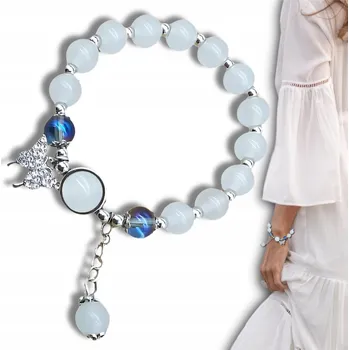 Náramek Jemný dámský náramek s přívěskem motýlka a bílými korálky