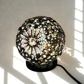 Stojací lampa Kulatá boho lampa z mořských lastur přírodní lastury, průměr koule 15 cm, původ Jáva