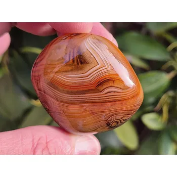 Přírodní kámen Tromlovaný achát sardonyx 64g Čína