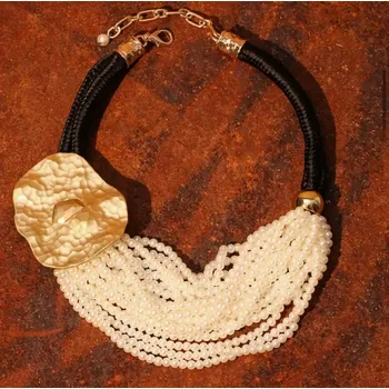 Náhrdelník Krásný náhrdelník s velkou zlatou aplikací