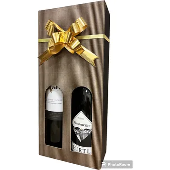 Dárková krabice s okénky na 2 lahve ..a je zabaleno :-)